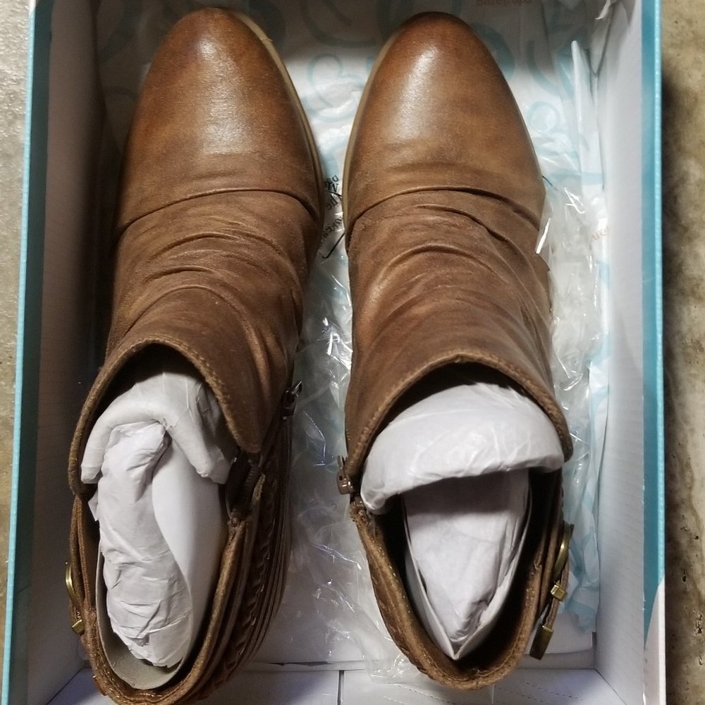 Baretraps Guenna Low Ankle Boots distressed brown size 7M